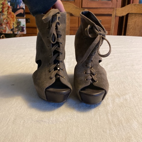 Lucky Brand Nellie lace up wedge heel in size 8.5 - Picture 2 of 3